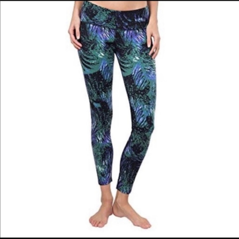 •Tuff Athletics• Soft Patterned Athletic Leggings - Size Medium - Picture 3 of 11
